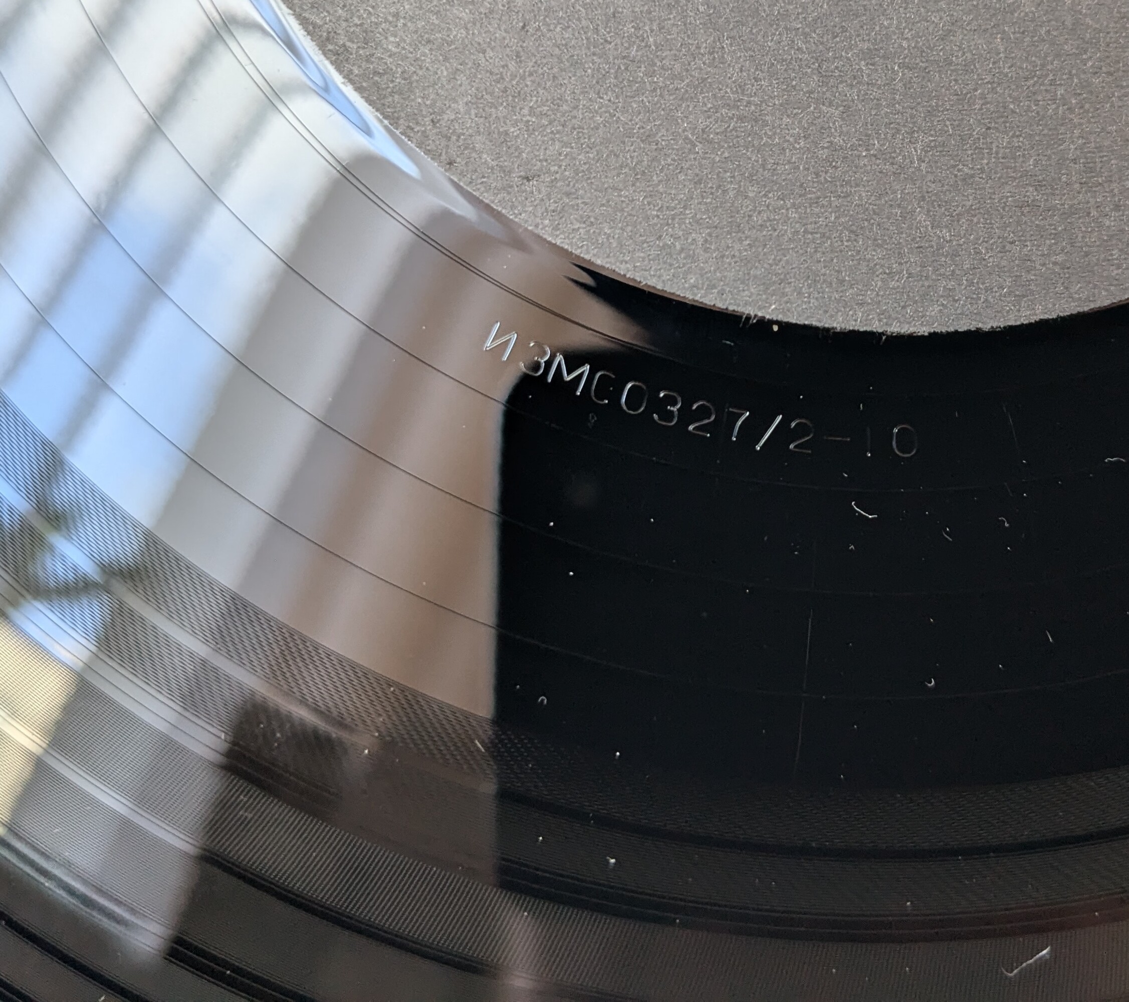 Пластинка для измерения частотных характеристик, разделения между стереоканалами и чувствительности стереозвукоснимателей